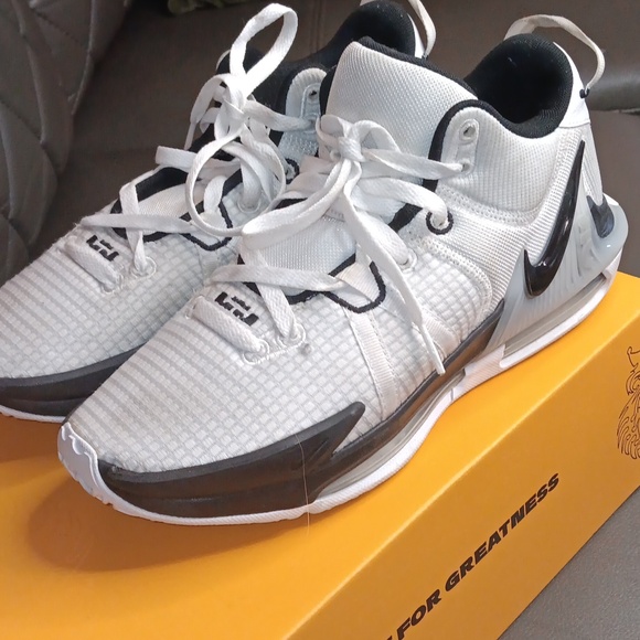 White and Black Athletic Shoes with Classic Design - Picture 5 of 9